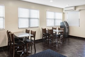 Super 8 by Wyndham Lindenhurst