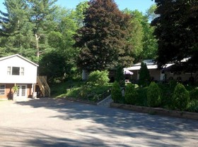 Copper Kettle Motel Cottages