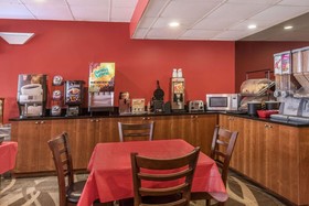 Hilltop Inn & Suites
