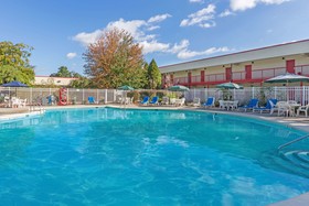 Hilltop Inn & Suites