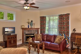 Hill House Bed & Breakfast Inn