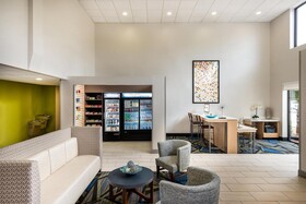 Holiday Inn Express & Suites Charlotte Arpt-Belmont