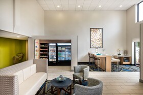 Holiday Inn Express & Suites Charlotte Arpt-Belmont