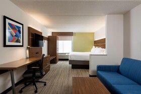 Holiday Inn Express & Suites Charlotte Arpt-Belmont