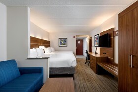 Holiday Inn Express & Suites Charlotte Arpt-Belmont