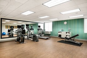 Holiday Inn Express & Suites Charlotte Arpt-Belmont