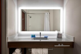Holiday Inn Express & Suites Charlotte Arpt-Belmont