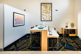 Holiday Inn Express & Suites Charlotte Arpt-Belmont