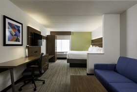 Holiday Inn Express & Suites Charlotte Arpt-Belmont