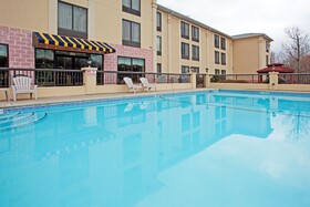 Holiday Inn Express & Suites Charlotte Arpt-Belmont