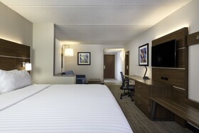 Holiday Inn Express & Suites Charlotte Arpt-Belmont