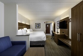 Holiday Inn Express & Suites Charlotte Arpt-Belmont