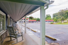 Lloyd's on The River Country Inn by OYO