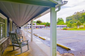 Lloyd's on The River Country Inn by OYO