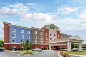 Holiday Inn Express & Suites Charlotte-Arrowood