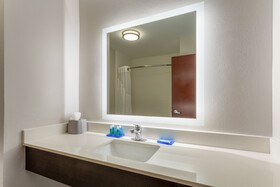 Holiday Inn Express & Suites Charlotte-Arrowood