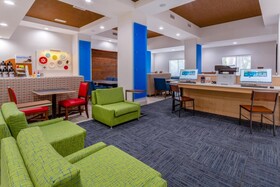 Holiday Inn Express & Suites Charlotte-Arrowood