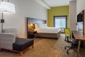 Holiday Inn Express & Suites Charlotte-Arrowood