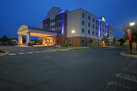 Holiday Inn Express & Suites Charlotte North