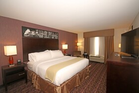 Holiday Inn Express & Suites Charlotte North
