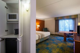 La Quinta Inn & Suites by Wyndham Charlotte Airport South