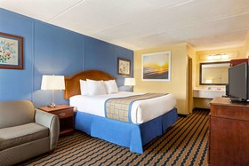 Days Inn & Suites by Wyndham Fort Bragg/Cross Creek Mall
