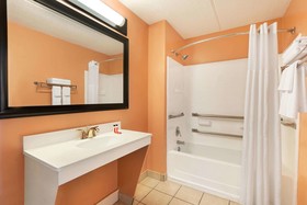 Days Inn & Suites by Wyndham Fort Bragg/Cross Creek Mall