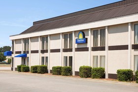 Days Inn & Suites by Wyndham Fort Bragg/Cross Creek Mall