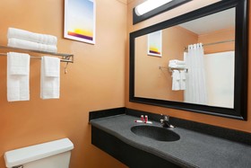 Days Inn & Suites by Wyndham Fort Bragg/Cross Creek Mall