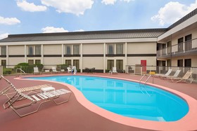 Days Inn & Suites by Wyndham Fort Bragg/Cross Creek Mall