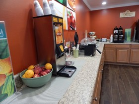 La Quinta Inn & Suites by Wyndham Fayetteville I-95