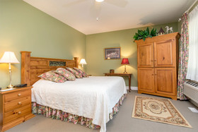 Highland Lake Inn & Resort - Flat Rock