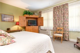 Highland Lake Inn & Resort - Flat Rock