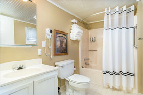 Highland Lake Inn & Resort - Flat Rock