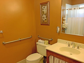 Highland Lake Inn & Resort - Flat Rock
