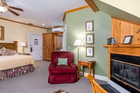 Highland Lake Inn & Resort - Flat Rock