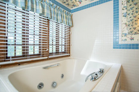 Highland Lake Inn & Resort - Flat Rock