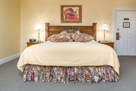 Highland Lake Inn & Resort - Flat Rock