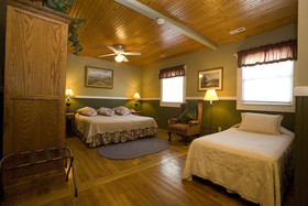 Highland Lake Inn & Resort - Flat Rock