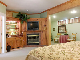 Highland Lake Inn & Resort - Flat Rock