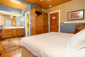 Highland Lake Inn & Resort - Flat Rock