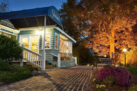 Highland Lake Inn & Resort - Flat Rock