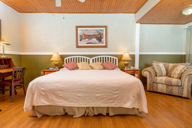 Highland Lake Inn & Resort - Flat Rock