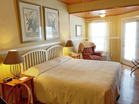 Highland Lake Inn & Resort - Flat Rock