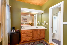 Highland Lake Inn & Resort - Flat Rock