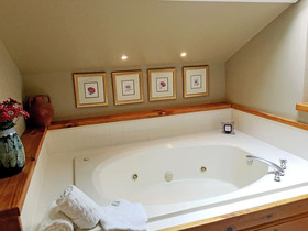 Highland Lake Inn & Resort - Flat Rock