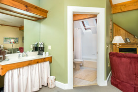 Highland Lake Inn & Resort - Flat Rock