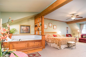 Highland Lake Inn & Resort - Flat Rock