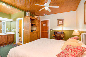Highland Lake Inn & Resort - Flat Rock