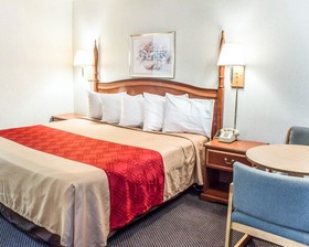 Econo Lodge & Suites